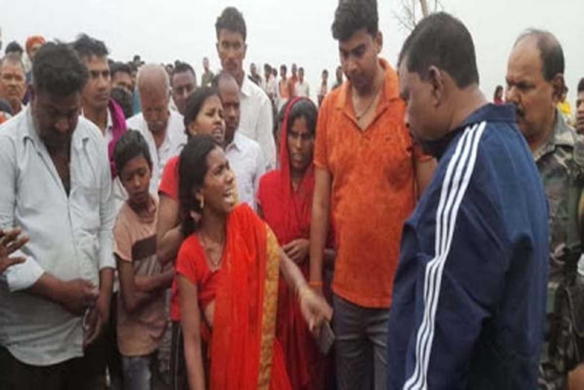 झारखंड के पलामू में पेड़ पर लटका मिला भाजपा नेता का शव, हत्या का संदेह, विरोध में रोड जाम